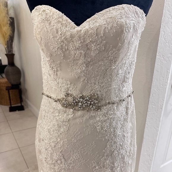 Blue By Enzoani Mermaid Style Ivory Wedding Dress -  Size 8- Retails $4000 - Picture 4 of 8